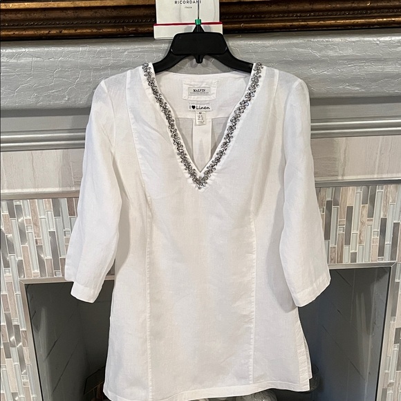 Elegant White Tunic with Silver Accents - Picture 1 of 3